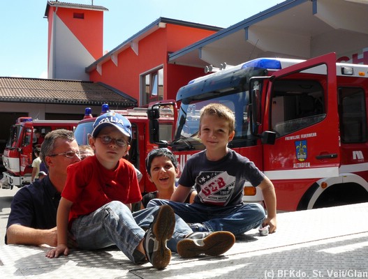 05_Erkundung der Feuerwache Althofen - Der kleine Krebs-Patient Max (links) mit seinem Freund Moritz (recht).JPG