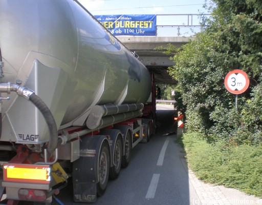 08_LKW steckt in Unterfhrung.JPG