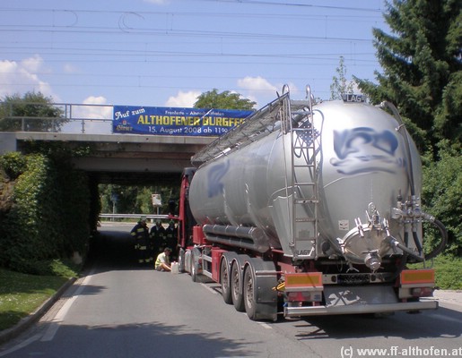 09_LKW steckt in Unterfhrung.JPG