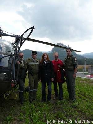 02_BFK OBR Ing Egon Kaiser, Bezirkshauptfrau Dr Claudia Egger, Zivilschutzbeauftragter Horst Maier und Hubschrauberbesatzung.JPG