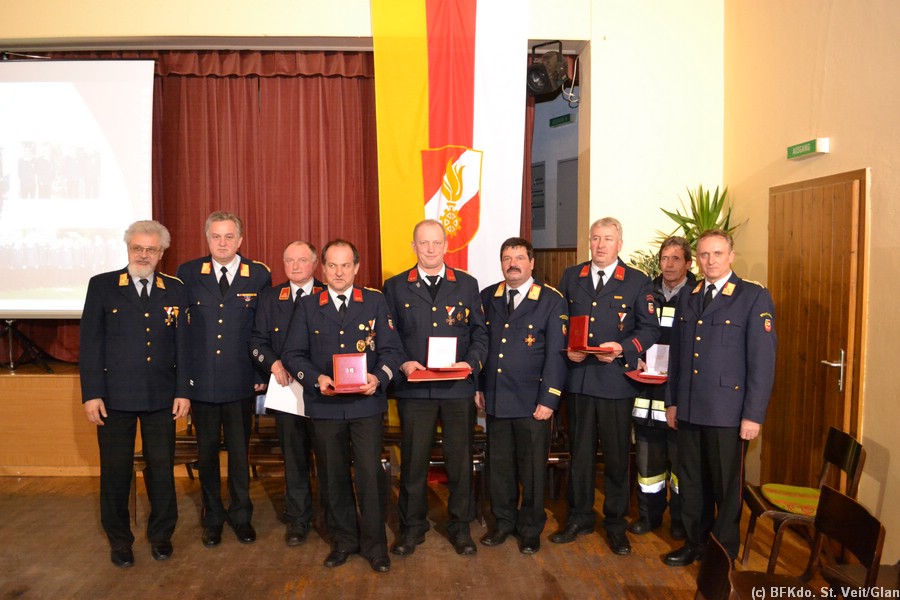 02_Ehrung verdienter FF-Kommandanten am Bezirksfeuerwehrtag 2013.JPG